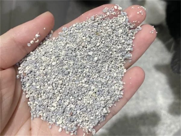 矿石猫砂优缺点深入解析：低粉尘强除臭，粘底带出需权衡