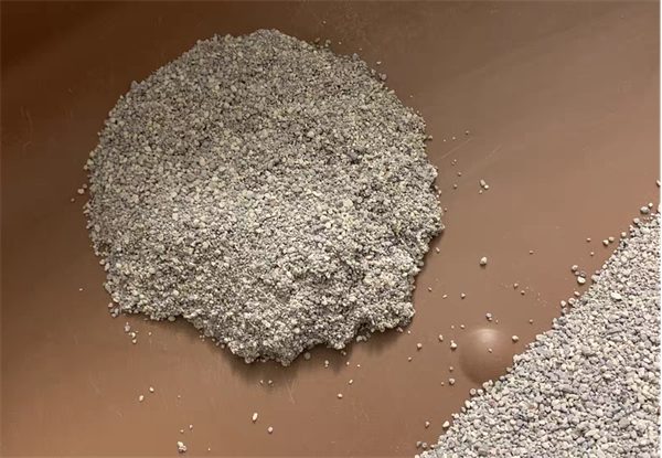 矿石猫砂优缺点深入解析：低粉尘强除臭，粘底带出需权衡