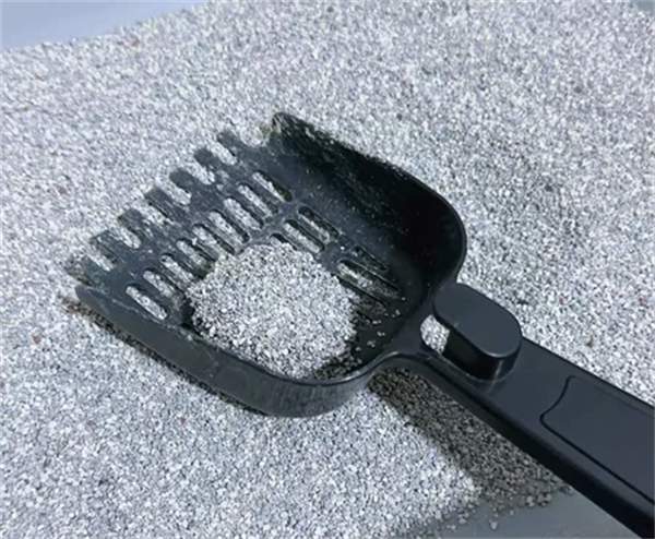 矿石猫砂优缺点深入解析：低粉尘强除臭，粘底带出需权衡