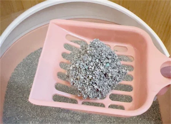 钠基矿石猫砂深度测评:除臭结团表现与选购要点分析 钠基矿石猫砂深度测评:除臭结团表现与选购要点分析