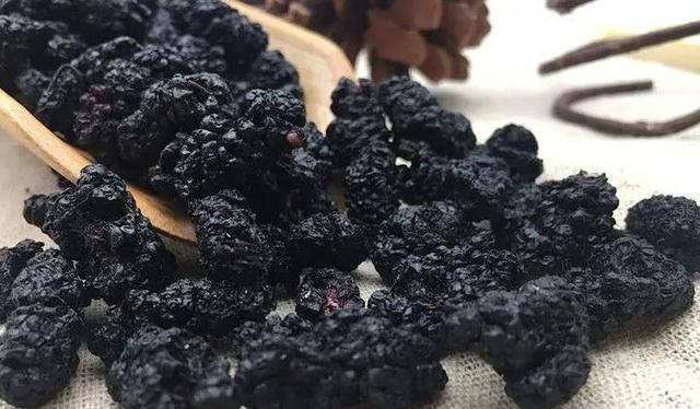 狗狗拉黑色便便怎么回事？从饮食到疾病的详细原因解析