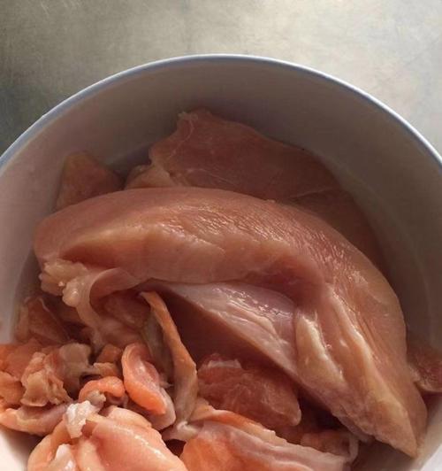 狗狗不能吃的肉类清单：避开这些食物保护爱犬健康