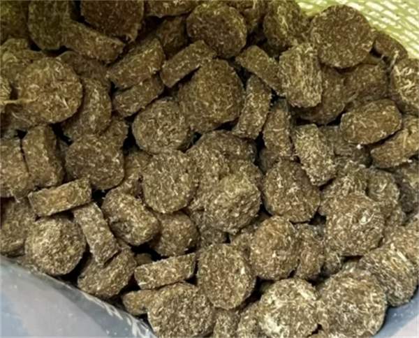 平价烘焙猫粮测评:小颗粒高肉量,营养均衡但气味较重 平价烘焙猫粮测评:小颗粒高肉量,营养均衡但气味较重