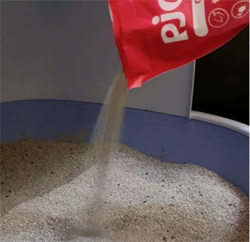 这款低价矿砂实测:结团松散易粘底,粉尘与除臭表现如何? 这款低价矿砂实测:结团松散易粘底,粉尘与除臭表现如何?