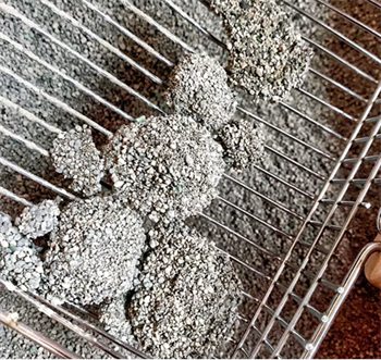 这款低价矿砂实测:结团松散易粘底,粉尘与除臭表现如何? 这款低价矿砂实测:结团松散易粘底,粉尘与除臭表现如何?