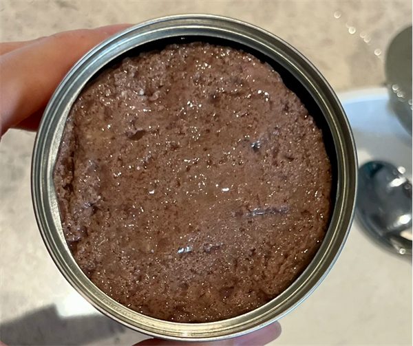 猫主食罐头挑选指南：高肉含量罐头的潜在风险与选购要点