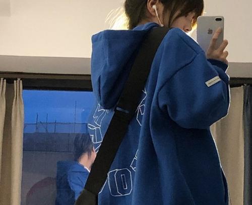 蓝色法牛搭配自然色系指南：优雅配色与时尚灵感