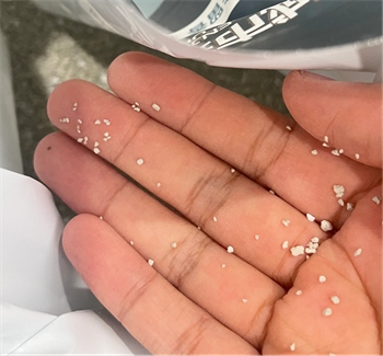 矿砂测评：几乎无尘结团硬，但除臭粘底需注意