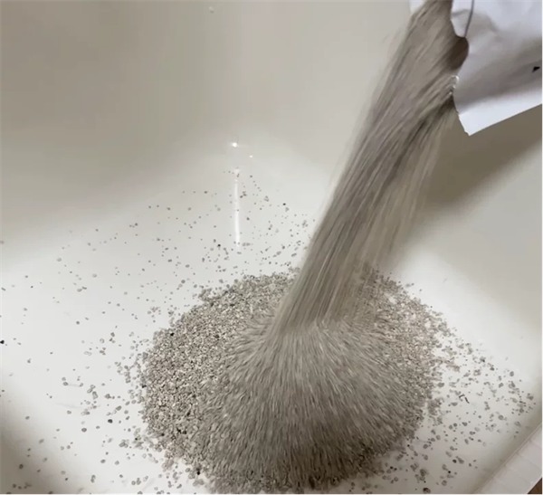 守爱KO矿砂测评：粉尘少脚感佳，适合预算有限的猫咪主人