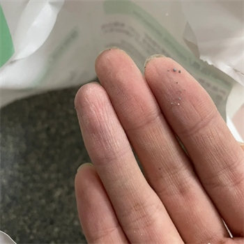 钠基矿砂测评:粉尘少 粘底牢 使用体验真实反馈 钠基矿砂测评:粉尘少 粘底牢 使用体验真实反馈