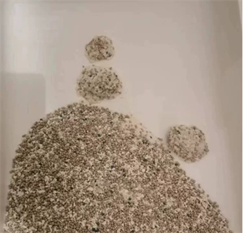 钠基混合猫砂优缺点分析,结团好但带出严重 钠基混合猫砂优缺点分析,结团好但带出严重