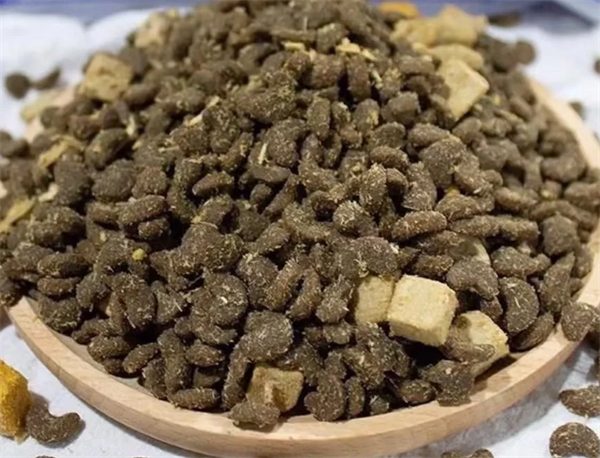 倔强嘴巴生骨肉冻干猫粮测评：高蛋白无谷配方营养分析