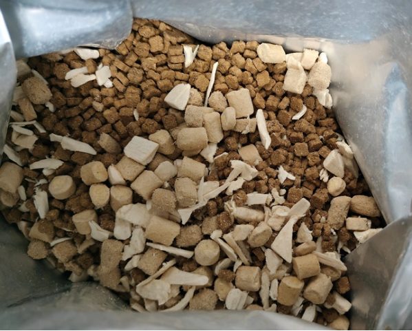 Wowo冻干三拼pro猫粮测评-高蛋白高脂肪适合瘦猫增肥