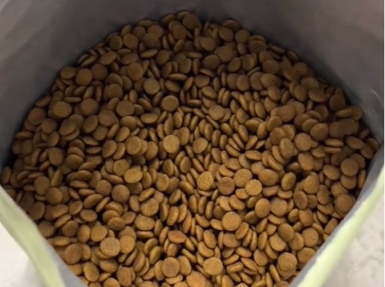 阿飞和巴弟E68牛肉犬粮评测:中低端配方分析及喂养建议 阿飞和巴弟E68牛肉犬粮评测:中低端配方分析及喂养建议