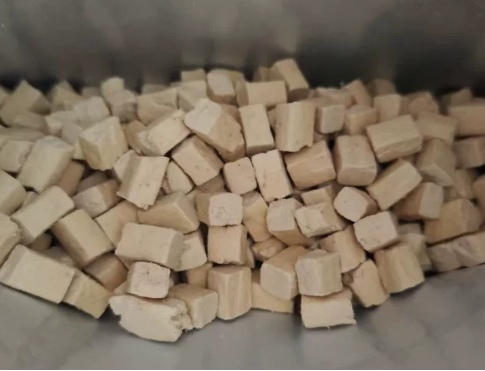 喵梵思脆块儿主食冻干猫粮测评：高蛋白配方优缺点分析