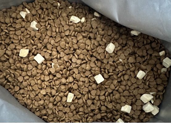 8.9元低价猫粮测评｜醇粹益生菌猫粮营养分析全攻略