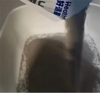 膨润土猫砂选购指南:脚感与除臭效果深度解析 膨润土猫砂选购指南:脚感与除臭效果深度解析