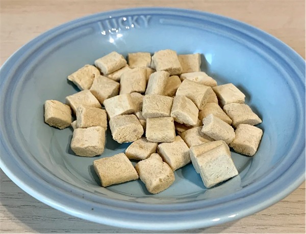 纯肉配方主食冻干深度测评：如何挑选高蛋白低敏猫粮